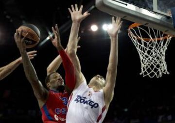 Sonny Weems del CSKA ante Giorgi Shermadini.