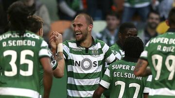Dost, en el centro, celebra un gol con el Sporting de Lisboa, 