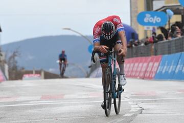 Van der Poel entra en meta exhausto con Pogacar al fondo.