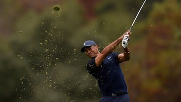 Tiger Woods golpea una bola durante el ZoZo Championship de 2021 en el Sherwood Contry Club de Thousand Oaks, California.