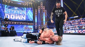Roman Reigns ataca a Edge en SmackDown.