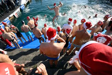 Una multitud de participantes aguarda su momento para saltar al agua del puerto de Barcdelona.
