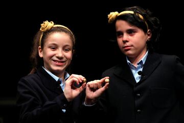 Las niñas de San Ildefonso Aya Ben Hamdouch y Carla García Villanueva muestran el número agraciado con el primer premio, el Gordo, dotados con 400.000 euros al décimo.