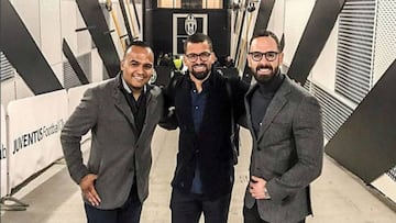 Rincón posa junto al presidente del Táchira tras su debut en Champìons.