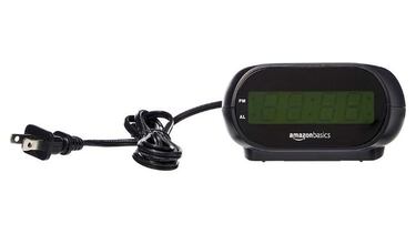 Con pantalla LED y luz nocturna: así es este reloj despertador digital Amazon Basics
