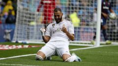 Benzema celebra uno de sus goles al Levante.