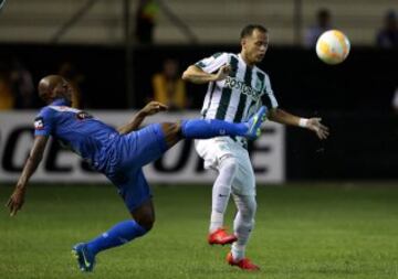 QUI08. MANTA (ECUADOR), 07/05/2015.- Oscar Bagui (i) del Emelec de Ecuador disputa el balón con Alejandro Guerra (d) del Atlético Nacional de Colombia hoy, jueves 7 de mayo de 2015, durante un partido por la Copa Libertadores en el estadio Jocay en Manta (Ecuador). EFE/José Jácome