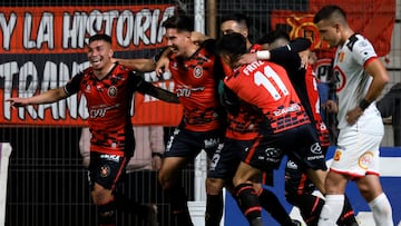 Futbol, Deportes Limache vs Rangers.
Liguilla de promocion 2024.
El jugador de Deportes Limache Aldrix Jara, centro, celebra con sus copmpaneros tras marcar un gol contra Rangers durante el partido de ida de la final de la liguilla de ascenso disputado en el estadio Nicolas Chahuan de La Calera, Chile.
03/12/2024
Andres Pina/Photosport
Football, Deportes Limache vs Rangers.
2024 First B division, Play off final.
Deportes Limache’s player Aldrix Jara, left, celebrates with teammates after scoring against Rangers during the play off final first leg match of the First B division at the Nicolas Chahuan stadium in La Calera, Chile.
03/12/2024
Andres Pina/Photosport