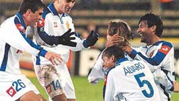<b>FORMANDO LA PIÑA. </b>Todo el equipo felicitó a Savio por el gol de cabeza que logró a pase de Cani.