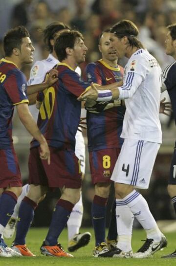 Partido de la final de la Copa del Rey de 2011 entre el Barcelona y el Real Madrid. Messi y Sergio Ramos discuten tras un pisotón de Arbeloa a Villa. 
