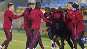 Filipe Luis y Sa&uacute;l bromean en el entrenamiento del Atl&eacute;tico ayer en el Olimp 2 del Rostov.