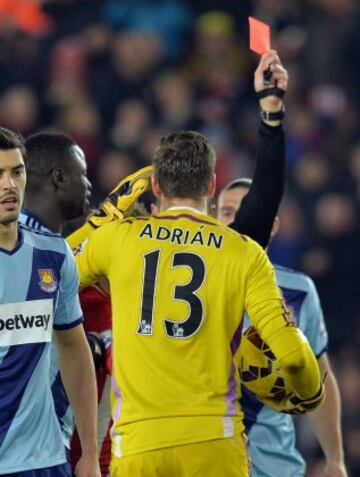 Southampton-West Ham. El portero Adrian del West Ham es expulsado por el árbitro Craig Pawson.