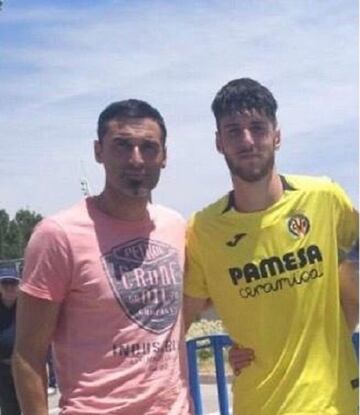 Fernando Niño y Fer posan tras un partido del delantero con el Villarreal.