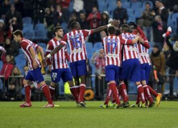 Los jugadores rojiblancos celebran el 2-1.