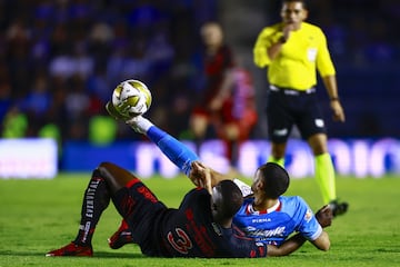  Kevin Balanta (L) of Tijuana fights for the ball with Giorgos Giakoumakis (R) of Cruz Azul during the Quarter final second leg match between Cruz Azul and Tijuana as part of the Liga BBVA MX, Torneo Apertura 2024 at Ciudad de los Deportes Stadium on November 30, 2024 in Mexico City, Mexico.