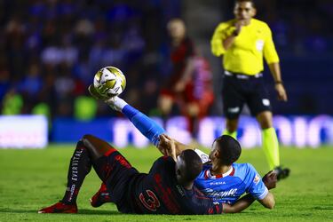 Arbitraje orquestó la remontada de Cruz Azul