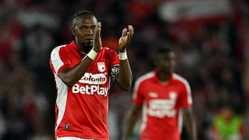 Santa Fe's forward #11 Hugo Rodallega applauds his teammates during the Superliga final second-leg football match between Independiente Santa Fe and Junior at the Nemesio Camacho El Campin Stadium in Bogota on January 21, 2026. (Photo by RAUL ARBOLEDA / AFP)