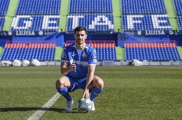 Traspasado al Atlético “C “ en 2011 procedente del filial del Elche. En esa campaña marcó dos goles en dieciocho partidos. Tras su paso por el segundo equipo rojiblanco se marchó al Alcorcón. Tres temporadas después firmó con el Levante, club con el que ascendió a Primera División al año siguiente. Aunque tuvo un periplo por la segunda inglesa en el Nottingham Forest, regresó a España en el mercado invernal de la 19-20 para jugar en el Getafe. 