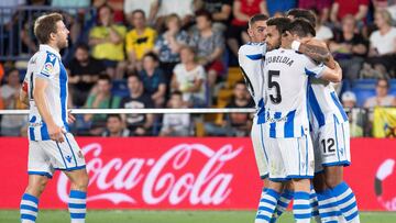 GRAF7382. VILLARREAL, 18/08/2018.- El delantero brasileño de la Real Sociedad Willian José (d) celebra con sus compañeros su gol, primero del equipo frente al Villarreal, durante el partido de la primera jornada de Liga en Primera Div