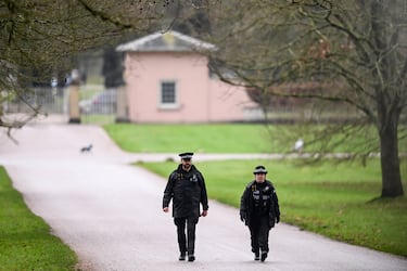 Agentes de policía caminan cerca de la entrada del Royal Lodge, una propiedad en la finca que rodea el Castillo de Windsor y antigua residencia de Andrew Mountbatten Windsor, hermano menor del rey Carlos de Gran Bretaña, anteriormente conocido como el príncipe Andrés, quien fue arrestado esta mañana bajo sospecha de mala conducta en un cargo público, después de que el Departamento de Justicia de Estados Unidos publicara más registros vinculados al difunto financiero y delincuente sexual convicto Jeffrey Epstein.