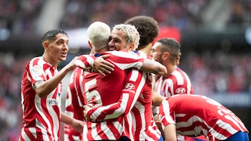 Los jugadores rojiblancos felicitan a Griezmann tras el 1-0 del francés a la Real Sociedad. 