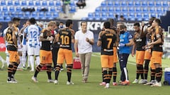 Voro, charlando con sus jugadores en un par&oacute;n para beber agua.