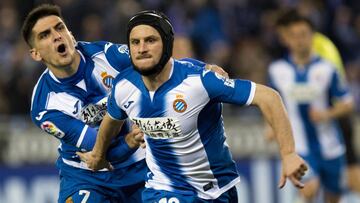 GRA595. CORNELLÀ-EL PRAT DEL LLOBREGAT, 10/03/2017.- El centrocampista argentino del Espanyol, Pablo Piatti (d) celebra con su compañero, Gerard su tanto ante la UD Las Palmas durante el partido de la jornada 27 de liga en Primera División que se disputa esta tarde en el estadio de Cornellà-El Prat . EFE/Quique García