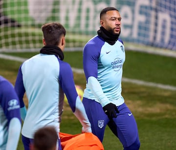 Entrenamiento Depay con el Atlético.