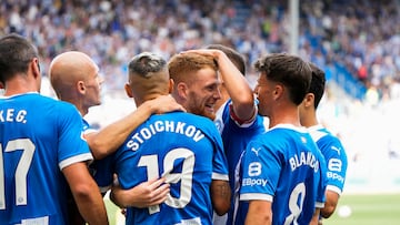 VITORIA , 01/09/2024.- El centrocampista del Alavés Carlos Vicente (c, detrás) celebra el primer gol de su equipo durante el partido de LaLiga entre el Alavés y la UD Las Palmas, este domingo en el estadio de Mendizorroza de Vitoria-Gasteiz. EFE/ADRIAN RUIZ-HIERRO