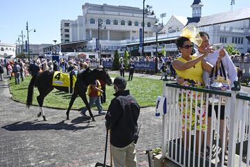 Aficionados a la h¨ªpica en el Churchill Downs de Kentucky durante la Kentucky Oaks.