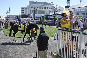 Aficionados a la hípica en el Churchill Downs de Kentucky durante la Kentucky Oaks.