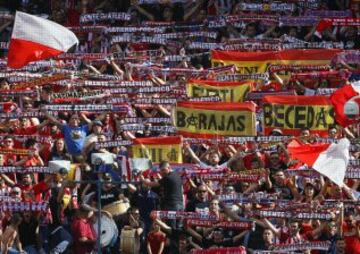 La afición del Atleti anima a su equipo.