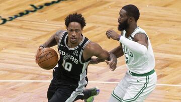 Boston (United States), 09/01/2020.- San Antonio Spurs guard DeMar DeRozan (L) gets past defending Boston Celtics guard Jaylen Brown (R) during the first half of the NBA basketball game between the San Antonio Spurs at Boston Celtics at the TD Garden in Boston, Massachusetts, USA, 08 January 2020. (Baloncesto, Estados Unidos) EFE/EPA/CJ GUNTHER SHUTTERSTOCK OUT