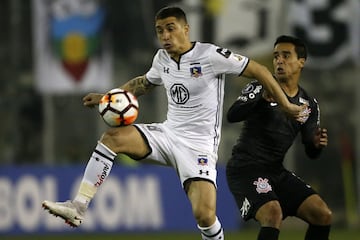 A Colo Colo le costó más de lo esperado traer a Carlos Carmona en enero del 2018. Finalmente logró destrabarlo, gracias a motivos familiares del jugador, por cerca de un millon de dolares.