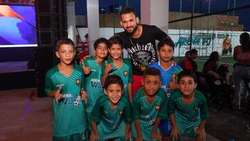 Willian José, con varios chicos en su ciudad, Porto Calvo.