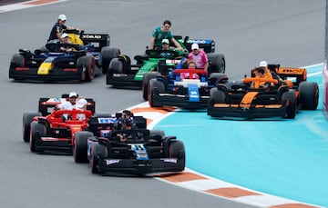 Durante el Gran Premio de Miami 2025, los 20 pilotos de Frmula 1 desfilaron en rplicas a tama?o real de sus monoplazas, construidas con aproximadamente 400.000 piezas de LEGO cada una. Estas versiones elctricas, con neumticos Pirelli reales, alcanzaban hasta 20 km/h y fueron creadas en colaboracin con LEGO. El desfile reemplaz al tradicional camin de presentacin, ofreciendo una experiencia ms creativa, que gener entusiasmo tanto en la pista como entre los espectadores. La iniciativa busca acercar el espectculo de la F1 a los fans.