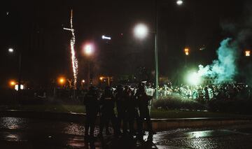 Numerosos aficionados del Sporting de Lisboa se congregaron en los alrededores del Jose Alvalade de Portugal para celebrar el título liguero. El conjunto portugués lo ha levantado tras 19 años. 