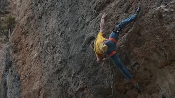 El escalador alem&aacute;n Alexander Megos escalando La Castagne. 