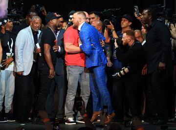 Floyd Mayweather y Conor McGregor suben el tono y la emoci¨®n en Toronto. Segundo cara a cara de los luchadores para presentar el combate que tendr¨¢ lugar el el 26 de agosto.