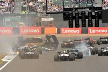El piloto de Alfa Romeo nacido en Shangh¨¢i, Guanyu Zhou, ha rodado boca abajo a gran velocidad tras un accidente en la salida del Gran Premio de Gran Breta?a con Gasly y George Russell. Gracias halo, un sistema de seguridad que protege la cabina del piloto, el piloto asi¨¢tico ha salido ileso.