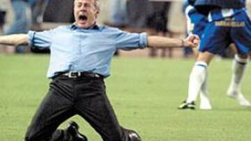 <b>LOCURA</b>. La victoria del Espanyol desató una euforia que acabó con invasión del campo. Luis Fernández lo celebró como muestra la imagen.