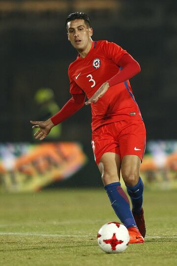 Futbol, Chile vs Burkina Faso.
Partido amistoso 2017.
El jugador de Chile Enzo Roco,  juega el baln contra Burkina Faso durante el partido amistoso  en el estadio Nacional.
Santiago, Chile.
02/06/2017
Marcelo Hernandez/Photosport***************

Football, Chile vs Burkina Faso.
Friendly match 2017.
Chile's player Enzo Roco  play the ball  during friendly match against Burkina Faso at Nacional stadium in Santiago, Chile.
02/06/2017
Marcelo Hernandez/Photosport