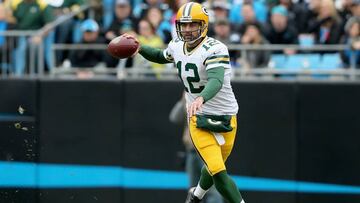 CHARLOTTE, NC - NOVEMBER 08: Aaron Rodgers #12 of the Green Bay Packers scrambles out of the pocket against the Carolina Panthers in the 1st quarter during their game at Bank of America Stadium on November 8, 2015 in Charlotte, North Carolina.   Streeter Lecka/Getty Images/AFP
 == FOR NEWSPAPERS, INTERNET, TELCOS &amp; TELEVISION USE ONLY ==