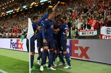 0-2. Henrikh Mkhitaryan celebró el segundo gol con sus compañeros.