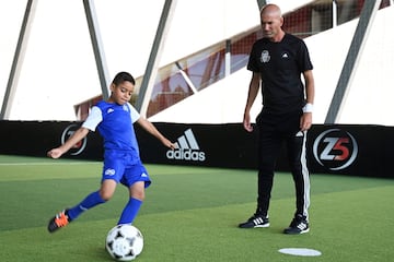 El técnico del Madrid presenta el "Zidane Five Club" un programa de educación y deporte en la localidad de Aix-en-Provence, al sur de Francia cerca de Marsella.