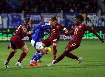 Nico Paz, rodeado de rivales contra la Roma.