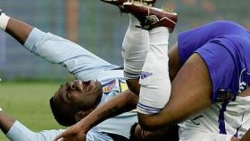 <b>CHOQUE FORTUITO. </b>Kameni y Eliseu caen doloridos sobre el césped tras chocar bruscamente al buscar un balón dividido. No hubo falta y ambos se recuperaron.