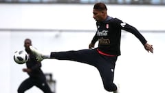 Cientos de hinchas en el primer entrenamiento en Moscú