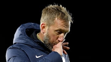 Graham Potter, entrenador del Chelsea, abandona el terreno de juego.