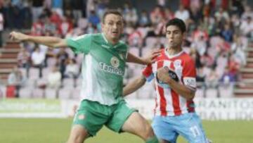 Matamala y Manu pugnan por hacerse con la posesión del esférico.